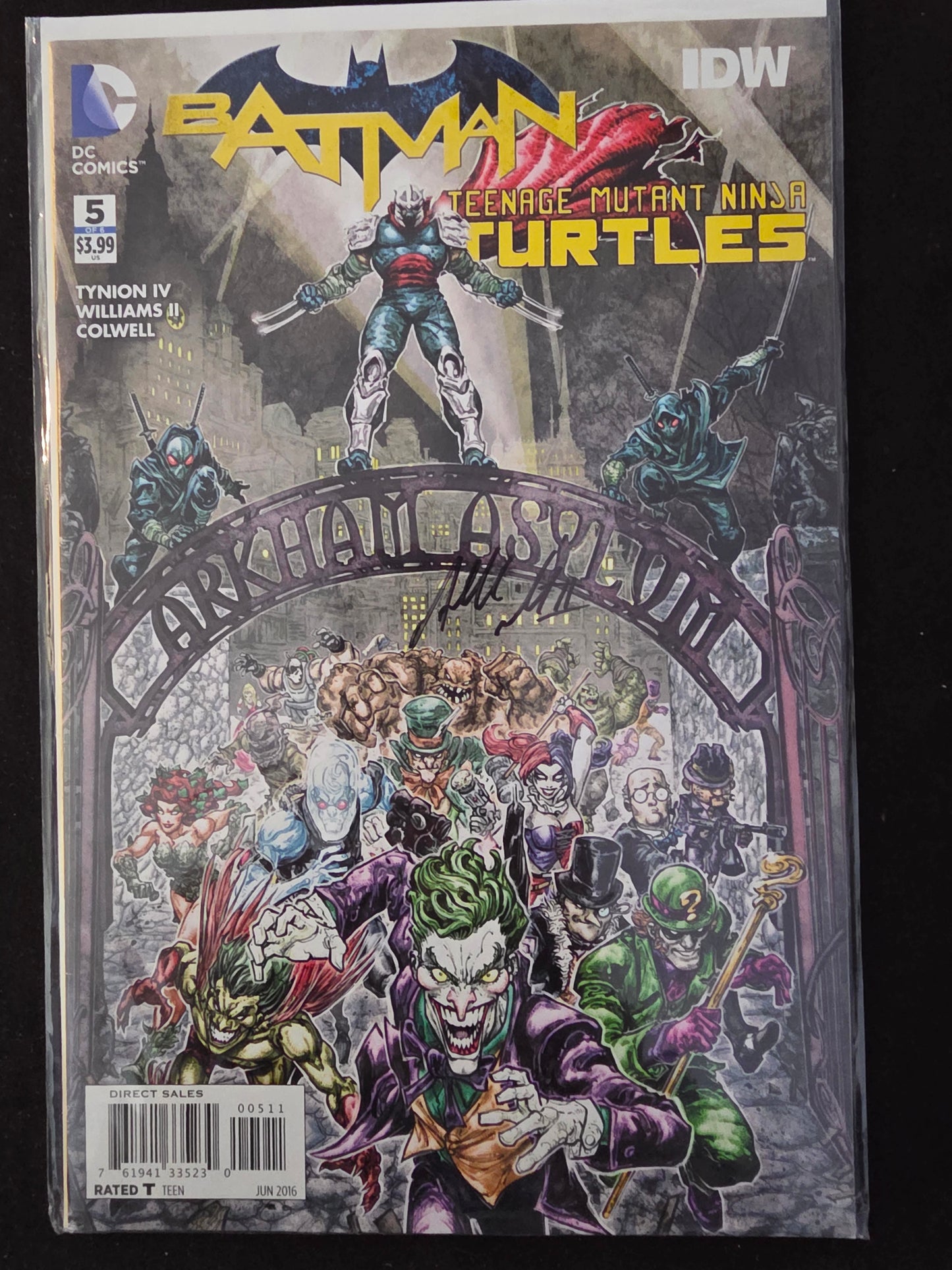 BATMAN / TEENAGE MUTANT NINJA TURTLES #5 signed by Freddie Williams no COA